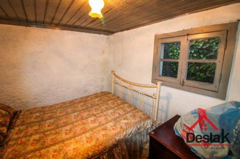 Fantástica moradia de Pedra, no Centro de Santa Cruz da Trapa