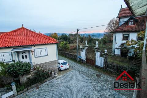 Fantástica moradia de Pedra, no Centro de Santa Cruz da Trapa