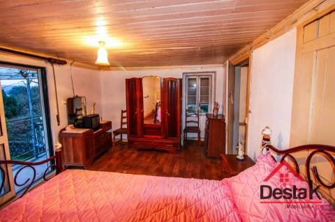 Fantástica moradia de Pedra, no Centro de Santa Cruz da Trapa