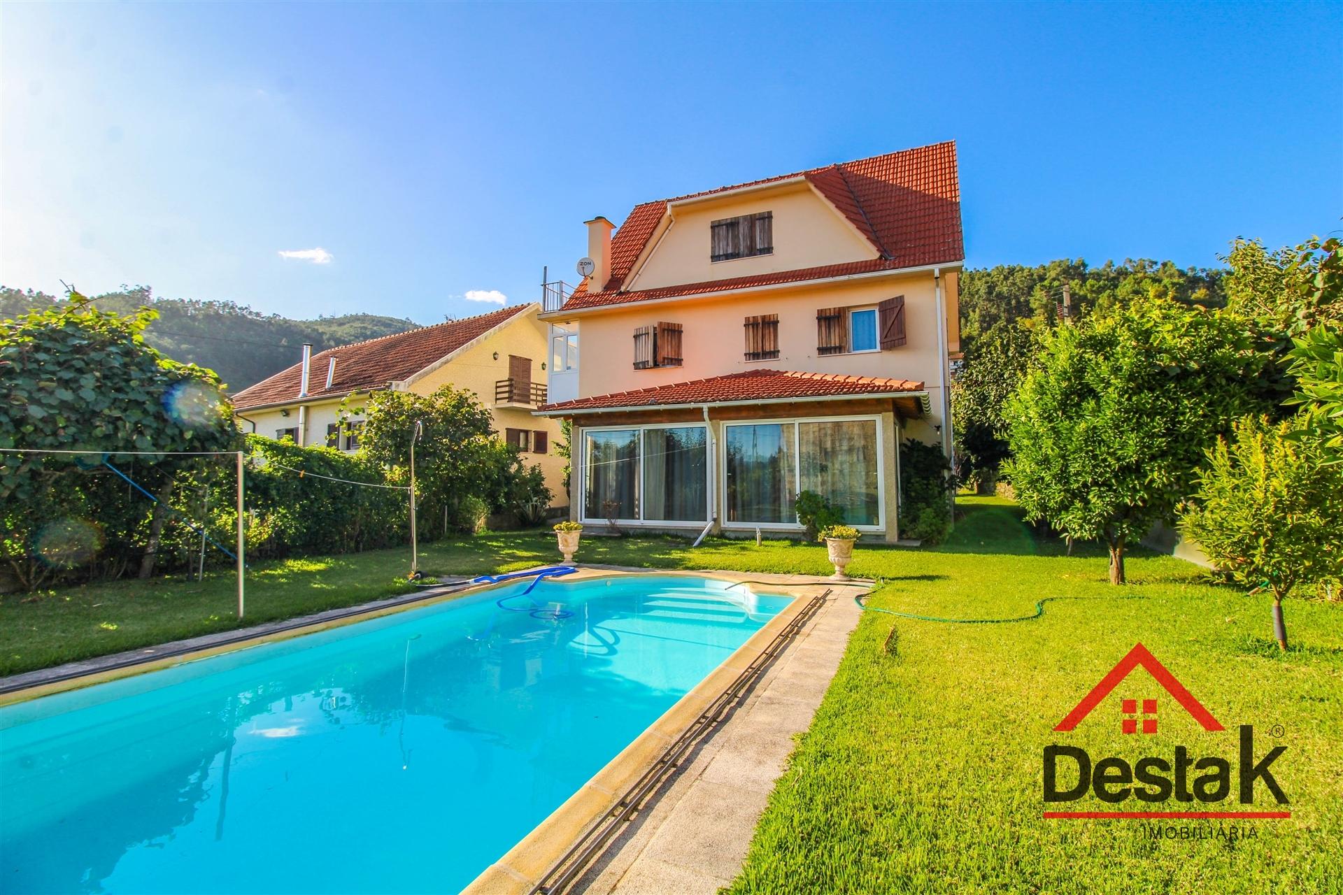 Moradia isolada V4 para venda em São Pedro do Sul