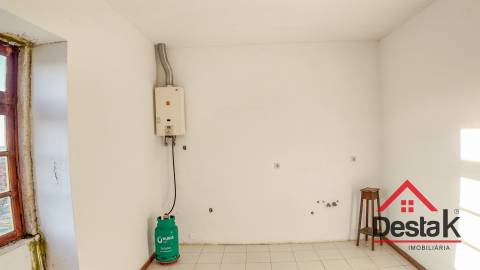 Moradia de 4 frentes para venda em Escariz, Arouca