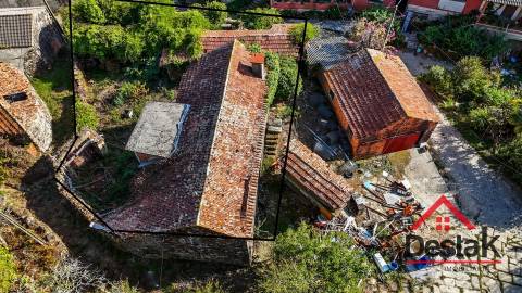 Duas moradias de Pedra para renovar em Reigoso, Oliveira de Frades