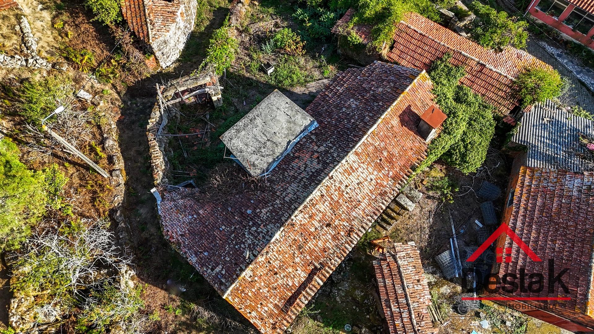 Duas moradias de Pedra para renovar em Reigoso, Oliveira de Frades