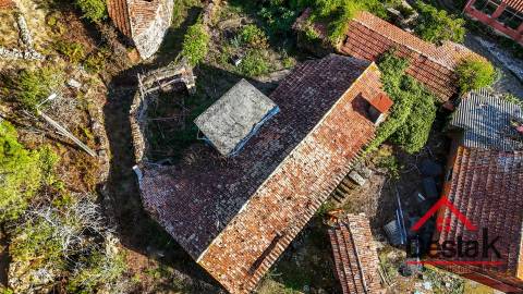 Duas moradias de Pedra para renovar em Reigoso, Oliveira de Frades