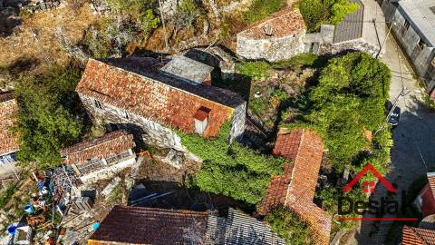 Duas moradias de Pedra para renovar em Reigoso, Oliveira de Frades