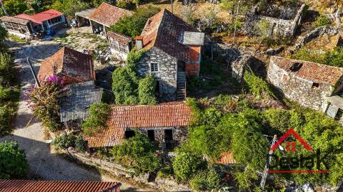 Duas moradias de Pedra para renovar em Reigoso, Oliveira de Frades
