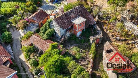 Duas moradias de Pedra para renovar em Reigoso, Oliveira de Frades