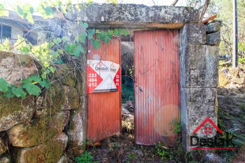 Duas moradias de Pedra para renovar em Reigoso, Oliveira de Frades