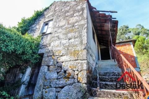 Duas moradias de Pedra para renovar em Reigoso, Oliveira de Frades