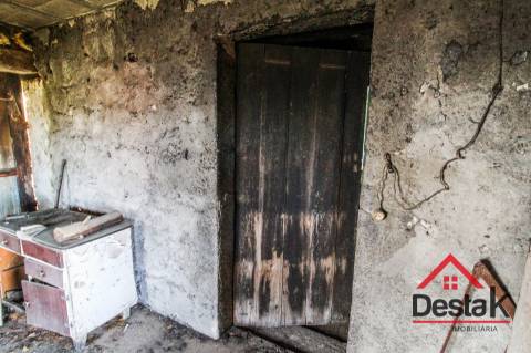 Duas moradias de Pedra para renovar em Reigoso, Oliveira de Frades