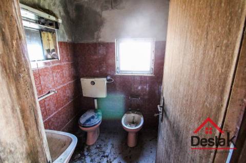 Duas moradias de Pedra para renovar em Reigoso, Oliveira de Frades