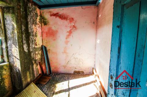 Duas moradias de Pedra para renovar em Reigoso, Oliveira de Frades