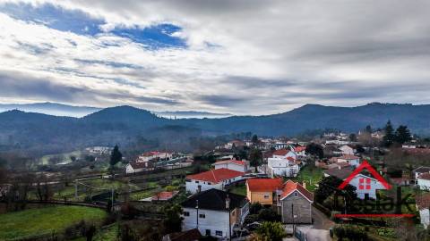 Moradia isolada em pedra com 800 m2 de terreno, Santa Cruz da Trapa