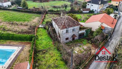 Moradia isolada em pedra com 800 m2 de terreno, Santa Cruz da Trapa
