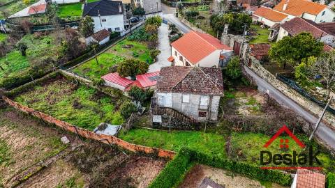 Moradia isolada em pedra com 800 m2 de terreno, Santa Cruz da Trapa