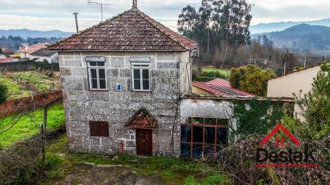 Moradia isolada em pedra com 800 m2 de terreno, Santa Cruz da Trapa