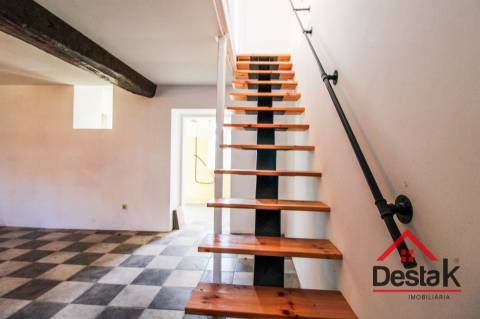 Moradia isolada em pedra com 800 m2 de terreno, Santa Cruz da Trapa