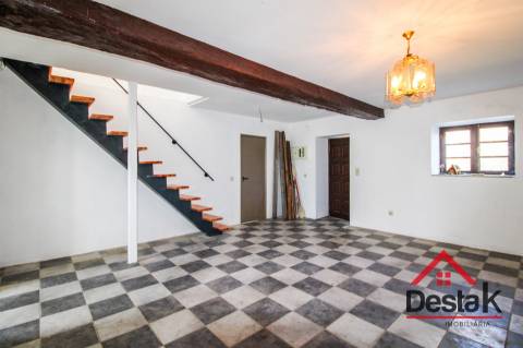 Moradia isolada em pedra com 800 m2 de terreno, Santa Cruz da Trapa