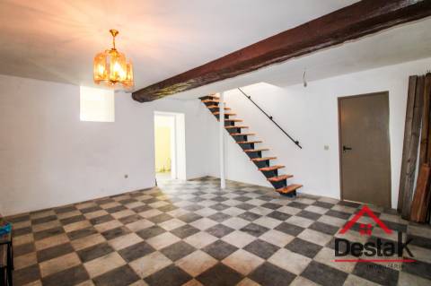 Moradia isolada em pedra com 800 m2 de terreno, Santa Cruz da Trapa