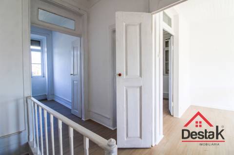 Moradia isolada em pedra com 800 m2 de terreno, Santa Cruz da Trapa