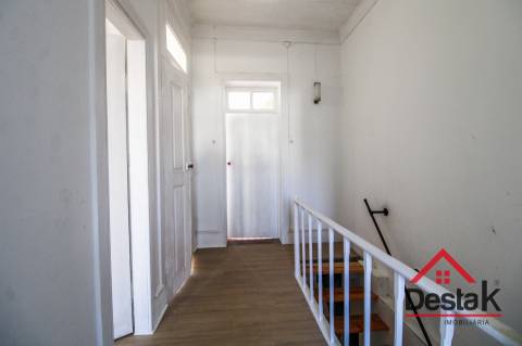 Moradia isolada em pedra com 800 m2 de terreno, Santa Cruz da Trapa