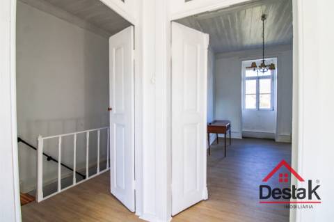 Moradia isolada em pedra com 800 m2 de terreno, Santa Cruz da Trapa