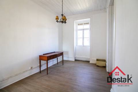 Moradia isolada em pedra com 800 m2 de terreno, Santa Cruz da Trapa