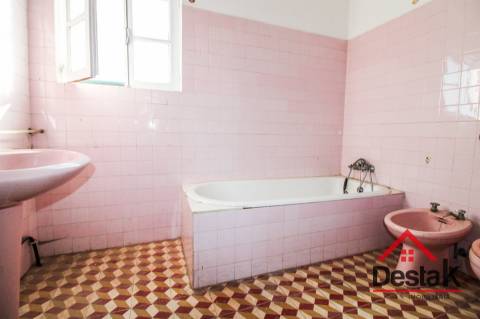 Moradia isolada em pedra com 800 m2 de terreno, Santa Cruz da Trapa