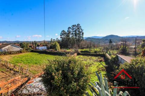 Moradia isolada em pedra com 800 m2 de terreno, Santa Cruz da Trapa