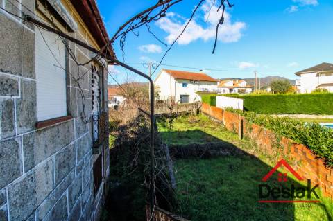 Moradia isolada em pedra com 800 m2 de terreno, Santa Cruz da Trapa