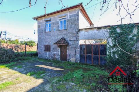 Moradia isolada em pedra com 800 m2 de terreno, Santa Cruz da Trapa