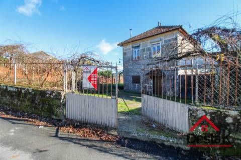 Moradia isolada em pedra com 800 m2 de terreno, Santa Cruz da Trapa