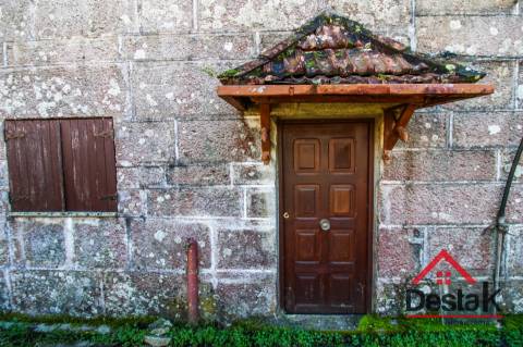 Moradia isolada em pedra com 800 m2 de terreno, Santa Cruz da Trapa