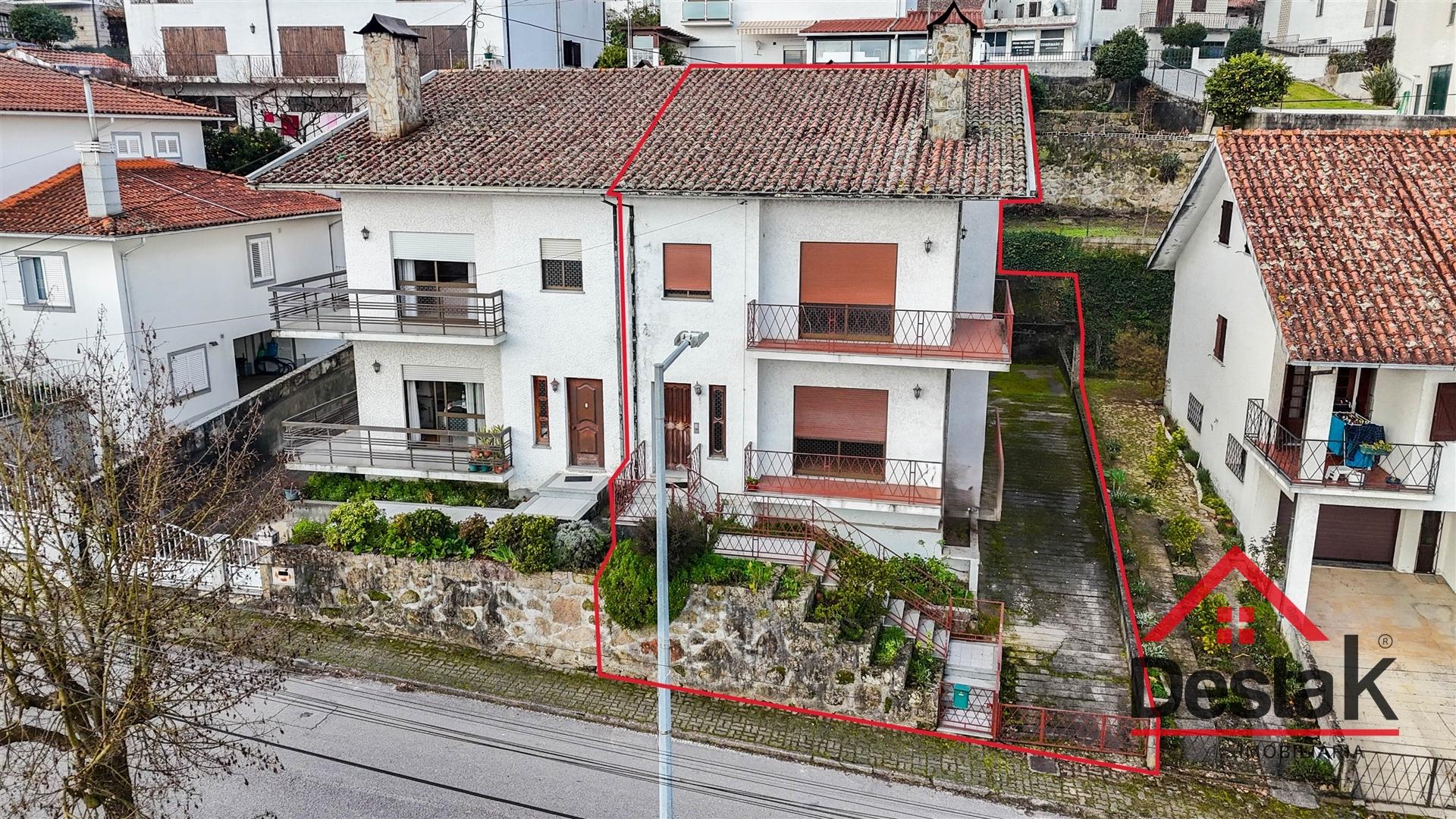 Moradia Geminada V4 no coração da cidade de São Pedro do Sul