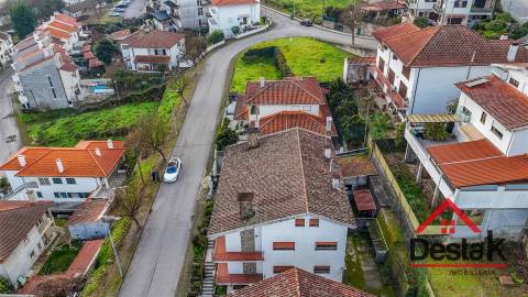 Moradia Geminada V4 no coração da cidade de São Pedro do Sul