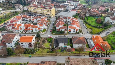 Moradia Geminada V4 no coração da cidade de São Pedro do Sul