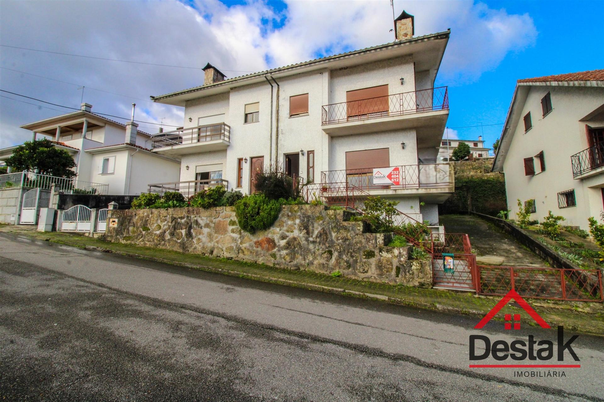 Moradia Geminada V4 no coração da cidade de São Pedro do Sul