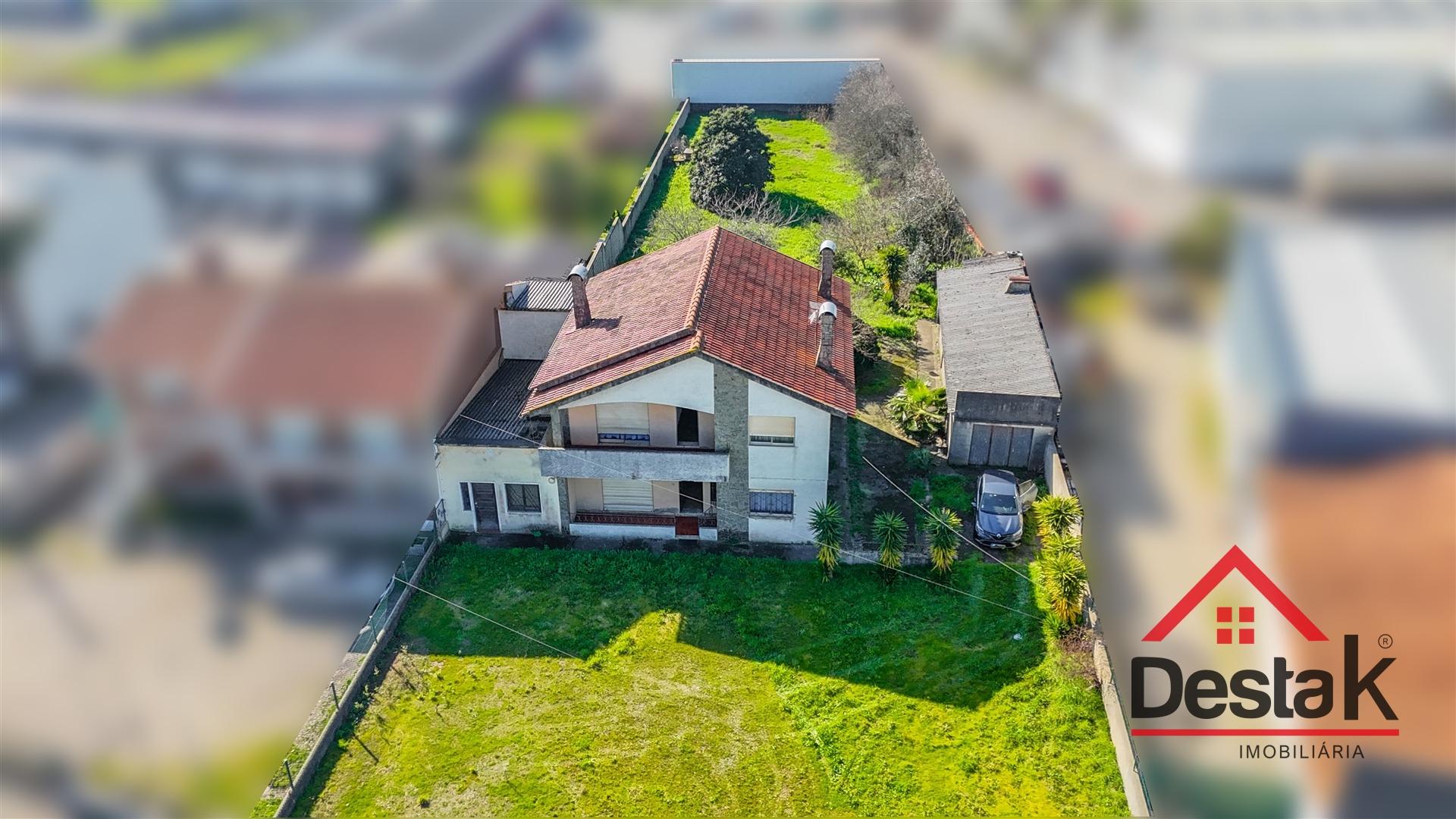 Moradia V5  com alma e potencial na A1 – Albergaria-À-Velha