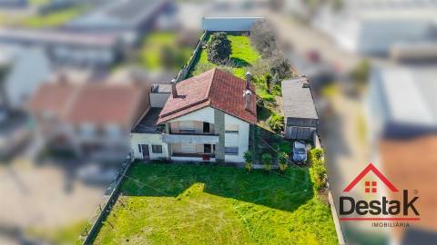 Moradia V5  com alma e potencial na A1 – Albergaria-À-Velha