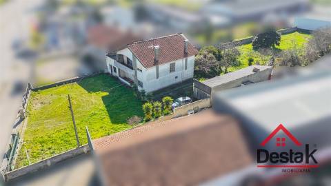 Moradia V5  com alma e potencial na A1 – Albergaria-À-Velha