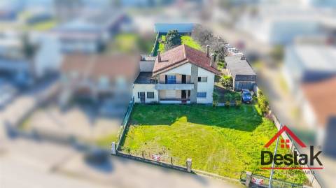 Moradia V5  com alma e potencial na A1 – Albergaria-À-Velha