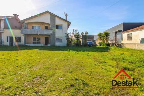 Moradia V5  com alma e potencial na A1 – Albergaria-À-Velha