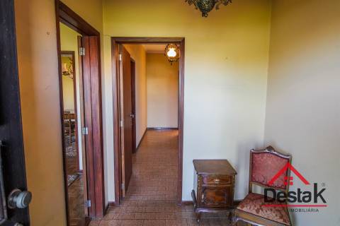 Moradia V5  com alma e potencial na A1 – Albergaria-À-Velha