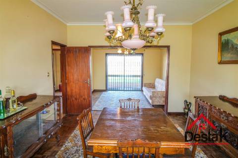 Moradia V5  com alma e potencial na A1 – Albergaria-À-Velha