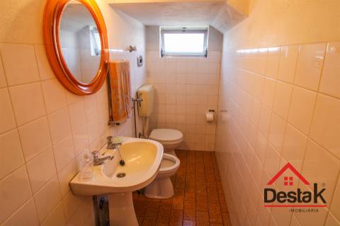 Moradia V5  com alma e potencial na A1 – Albergaria-À-Velha