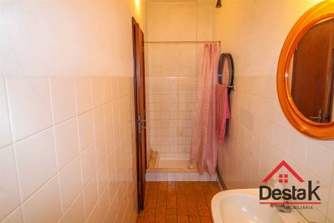 Moradia V5  com alma e potencial na A1 – Albergaria-À-Velha