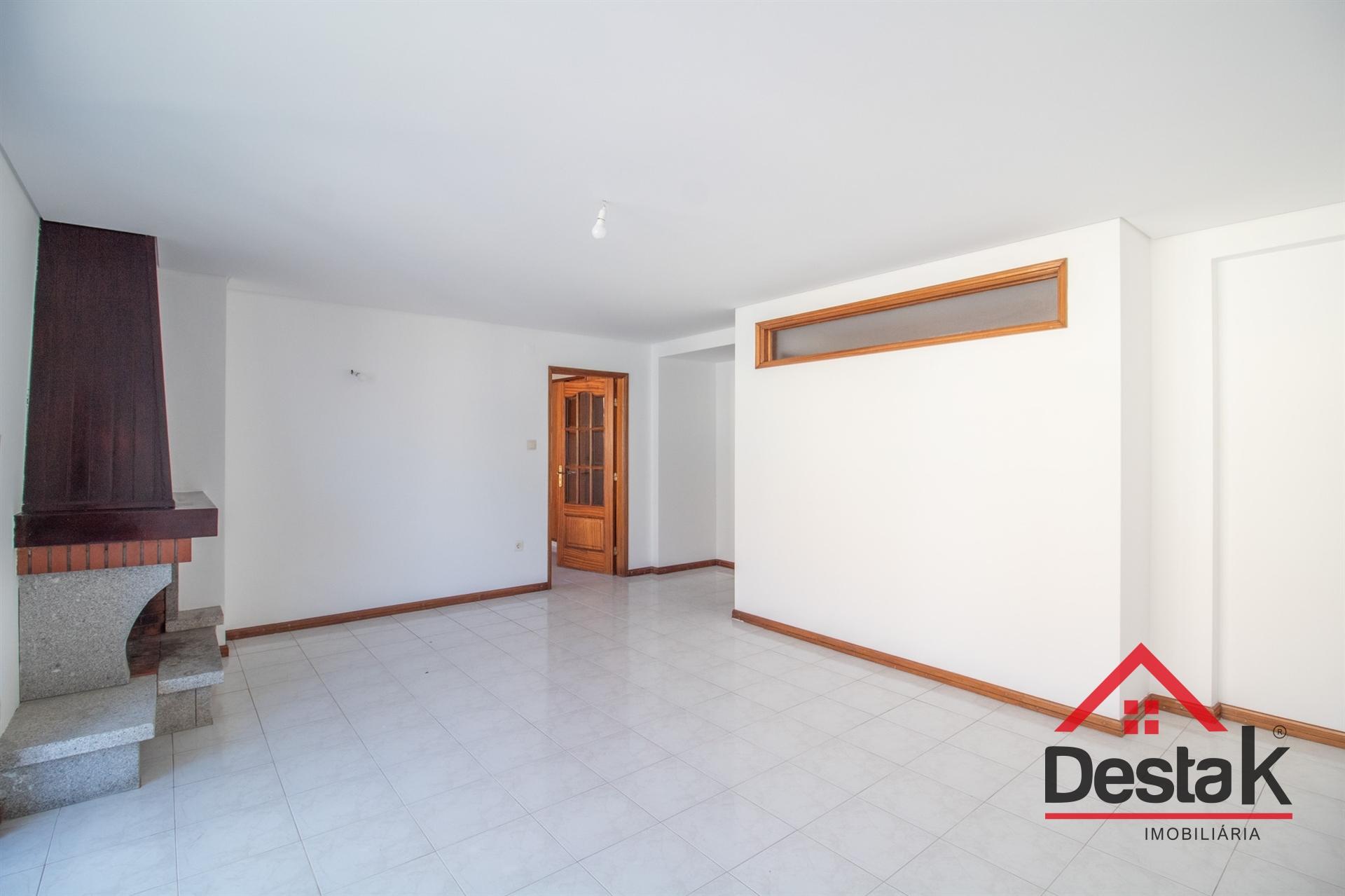 Apartamento T3 para venda no centro de Oliveira de Frades!