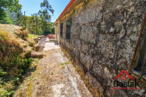 Moradia V3 em Pedra para renovar a 5 km do Caramulo