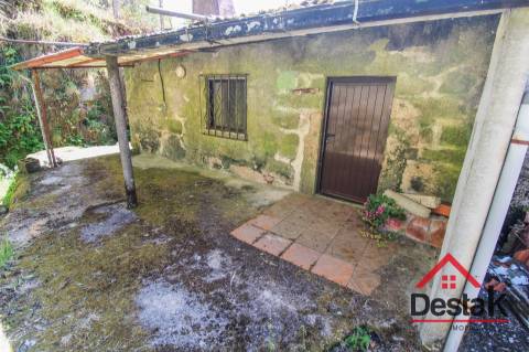 Moradia V3 em Pedra para renovar a 5 km do Caramulo