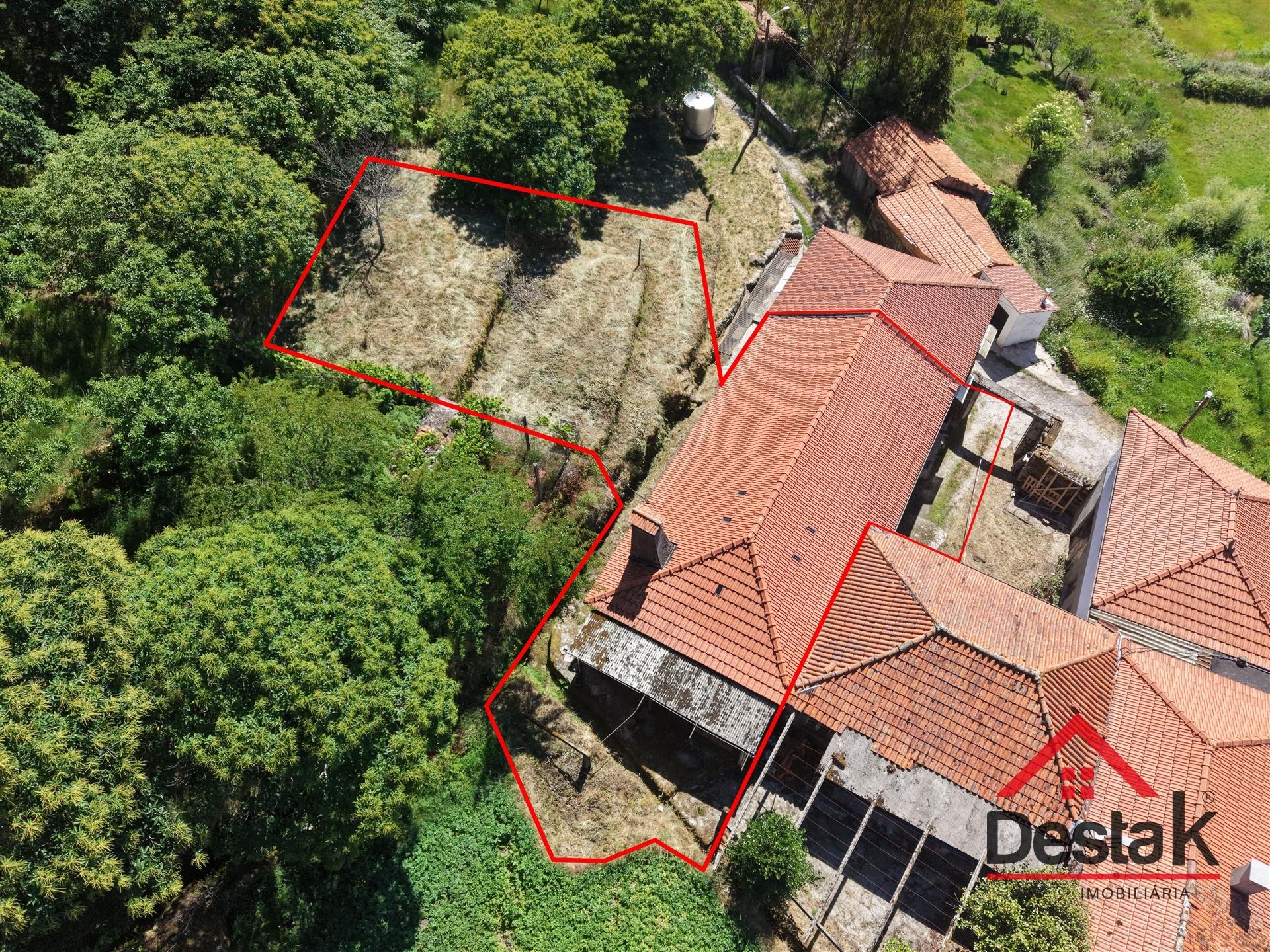 Moradia V3 em Pedra para renovar a 5 km do Caramulo